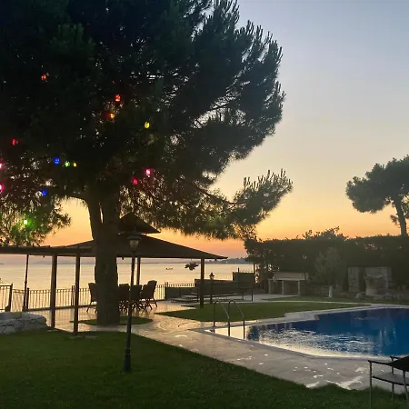 Denize Sifir Oezel Havuzu Ve Iskelesi Olan Yali Darica (Marmara)