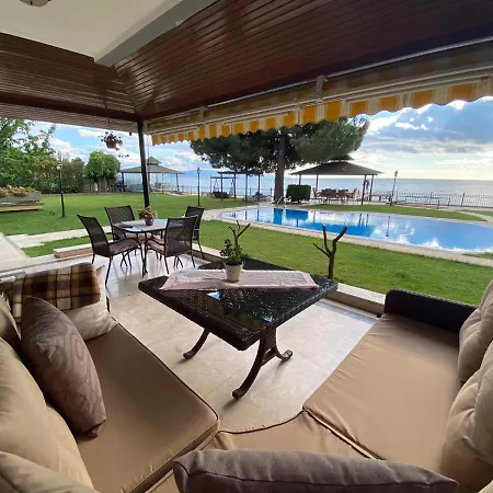 Villa Denize Sifir Oezel Havuzu Ve Iskelesi Olan Yali *